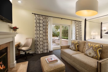 Suite, 1 King Bed with Sofa bed, Balcony, Vineyard View