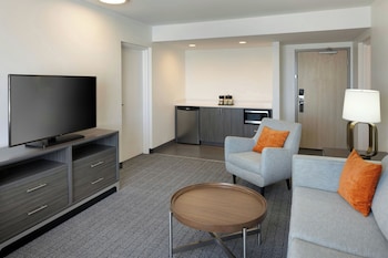 Suite, 1 Bedroom (Mobility/Hearing Access, Roll-in Shwr)