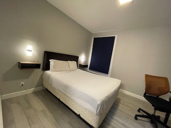 Standard Room, 1 Queen Bed