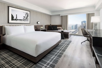 Premier Room, 1 King Bed - Accessible, Bathtub