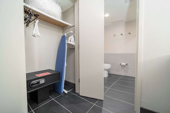 Room, 1 King Bed, Non Smoking, Marina View- With Soaking Tub