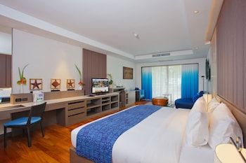 Suite, 1 King Bed, Pool View (Furnished Balcony)