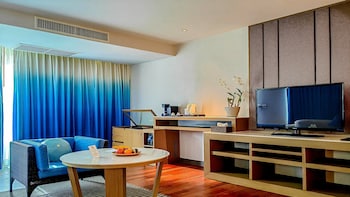 Suite, 2 Twin Beds, Pool View (Furnished Balcony)
