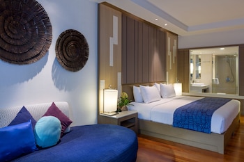 Suite, 1 King Bed, Pool View (Furnished Balcony)