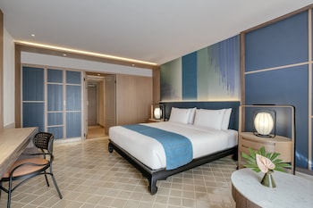 Premium Room, 1 King Bed, Pool View, Ground Floor