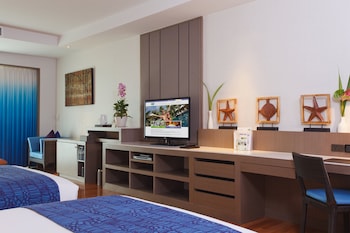Suite, 2 Twin Beds, Pool View (Furnished Balcony)