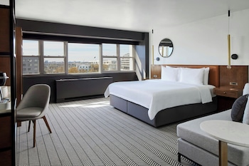 Deluxe Room, 1 King Bed, City View
