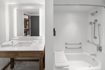 Deluxe Room, 1 King Bed, City View (Mobility Accessible w/Transfer Shower)