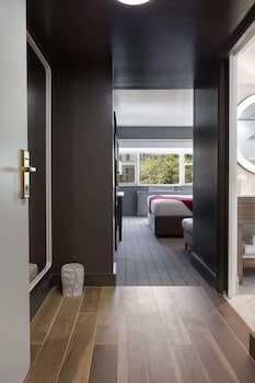 Standard Room, 1 King Bed (Mobility Accessible w/ Tub)