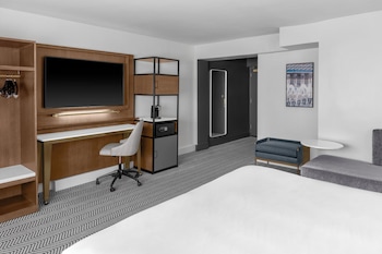 Deluxe Room, 1 King Bed, City View (Mobility/Hearing Acc wTransfer Shower)