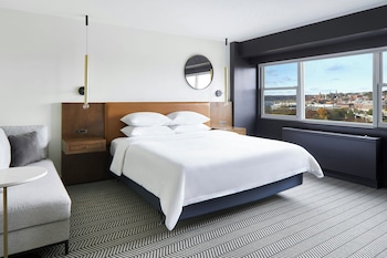 Deluxe Room, 1 King Bed, City View