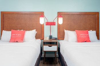 One Bedroom Queen Suite - Poolside