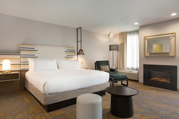 Junior Suite, 1 King Bed with Sofa bed, Balcony, Pool View