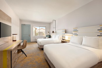 Room, 2 Queen Beds, Microwave, Pool View