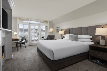 Room, 1 King Bed, Fireplace (Village)