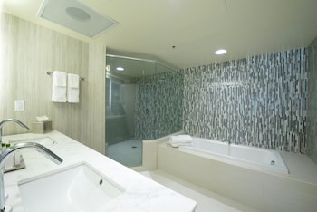 Deluxe Suite or Suite, 1 King Bed, Deluxe