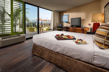Deluxe Room, 1 King Bed with Sofa bed (King, Water View)