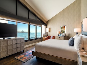Room, 1 King Bed (Water View)