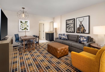 Suite, 2 Queen Beds, Accessible, Bathtub
