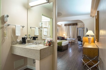 Suite, 2 Queen Beds, with Sofa, Non Smoking