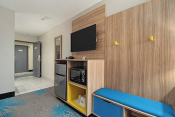 Room, 2 Queen Beds, Non Smoking, Poolside