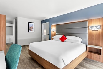 Deluxe Suite, 1 King Bed (Two Rooms)