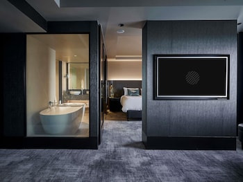 Deluxe Suite, 1 King Bed, Club Lounge Access