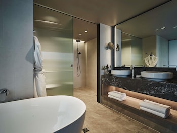 Superior Suite, 1 King Bed, Garden View, Corner