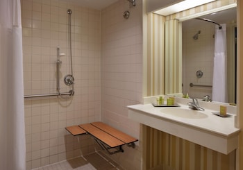 Room, 2 Queen Beds, Mobility Accessible, City View (Roll-in Shower)