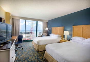 Room, 2 Queen Beds, Bathtub, Pool View