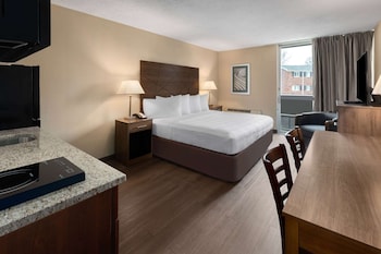 Room, 1 King Bed, Non Smoking, Kitchenette