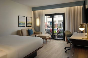 Room, 1 King Bed with Sofa bed, Courtyard View (Hearing Accessible)