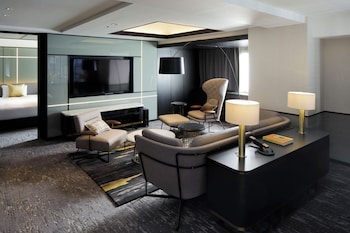 Suite, Non Smoking (Cross Floor)