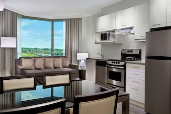 Deluxe Suite, 1 King Bed, Kitchen