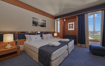 Suite, City View