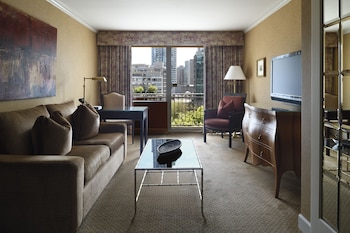 Deluxe Suite, 1 King Bed, City View