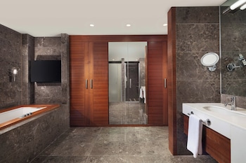 Executive Suite, 1 King Bed, Sea View
