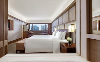 Pacific Club 02 Bedrooms, Connecting Rooms, Marina Bay View, Lounge Access, High Floor