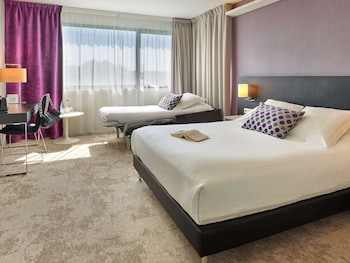 Comfort Room, 1 Queen Bed, Non Smoking (with Single Sofabed;Larger Room)