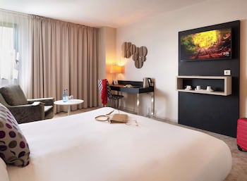 Comfort Room, 1 Queen Bed, Non Smoking (with Single Sofabed;Larger Room)