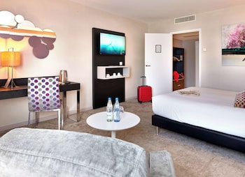 Comfort Room, 1 Queen Bed, Non Smoking (with Single Sofabed;Larger Room)