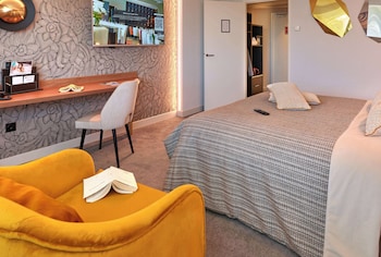 Premium Room, 1 King Bed, Non Smoking, Golf View (Larger Room)