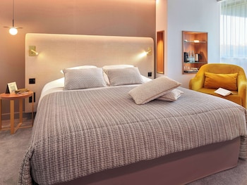 Premium Room, 1 King Bed, Non Smoking, Golf View (Larger Room)