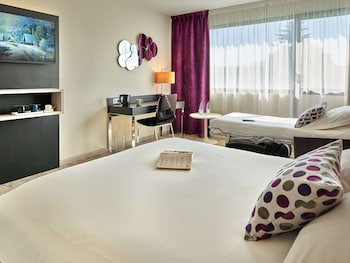 Comfort Room, 1 Queen Bed, Non Smoking (with Single Sofabed;Larger Room)