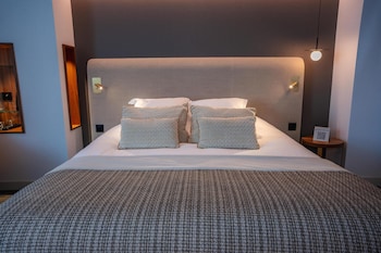 Premium Room, 1 King Bed, Non Smoking, Golf View (Larger Room)