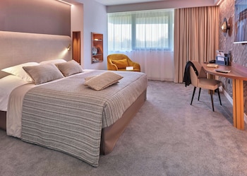 Premium Room, 1 King Bed, Non Smoking, Golf View (Larger Room)