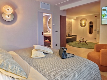 Junior Suite, 1 King Bed, Non Smoking (Larger Room;with Sofabed)