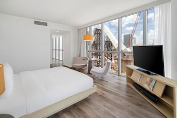 Corner Bay View Jr Suite King with Balcony