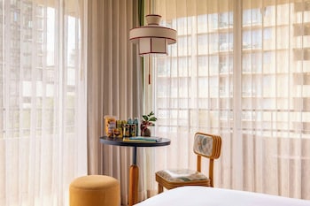 Room, 1 King Bed, Corner (with Lanai)