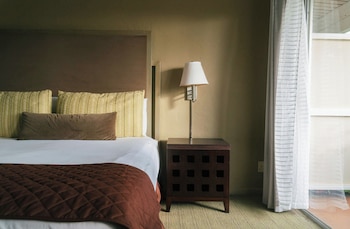 Suite, 1 Bedroom, Kitchen, Pool View (1 King Bed with Sofa Bed)